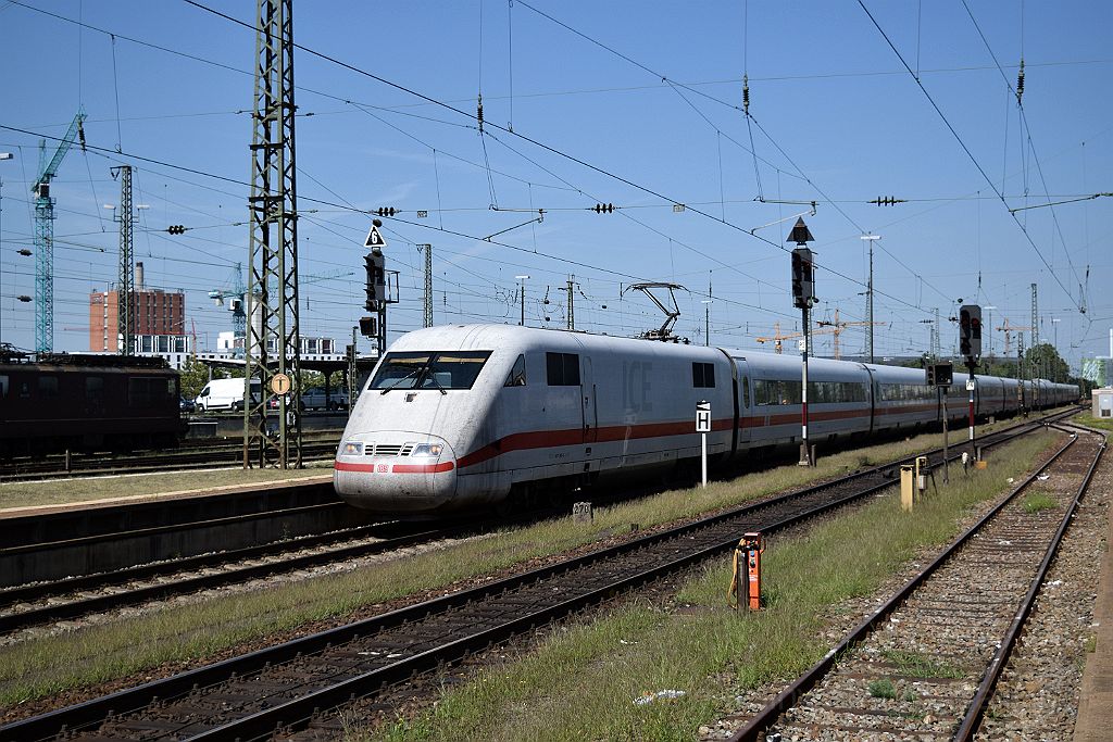 3670-0047-310815.jpg - DBAG ICE 401.008-8 "Lichtenfels" / Basel Badische Bahnhof 31.8.2015