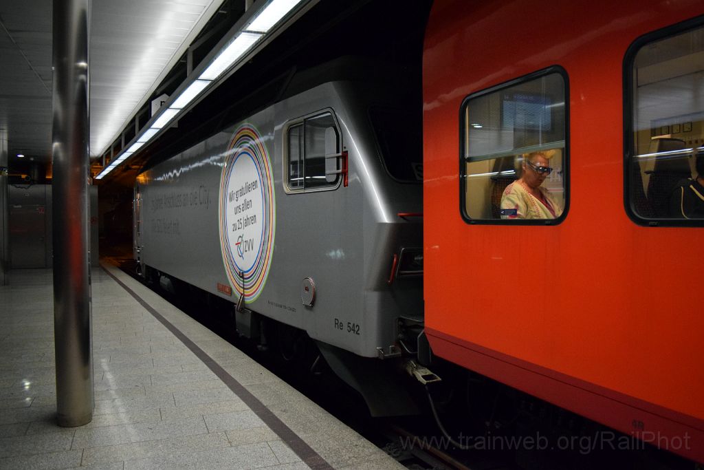 3677-0029-250915.jpg - SZU Re 456.542 "Wir gratulieren uns alle" / Zürich HB 25.9.2015