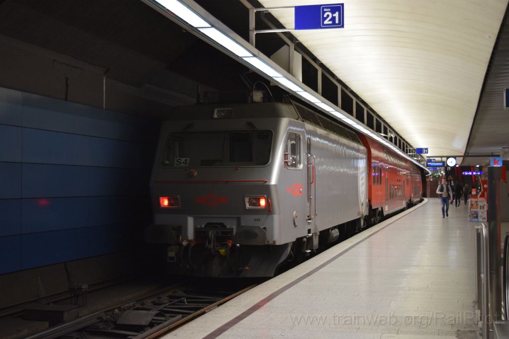 3677-0031-250915.jpg - SZU Re 456.542 "Wir gratulieren uns alle" / Zürich HB 25.9.2015