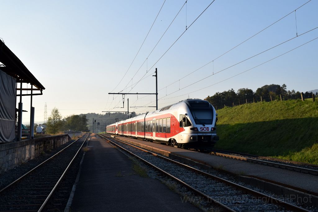 3688-0049-011015.jpg - SOB RABe 526.045-0 "Federispitz" + RABe 526.059-1 "St.Anton" / Kaltbrunn 1.10.2015