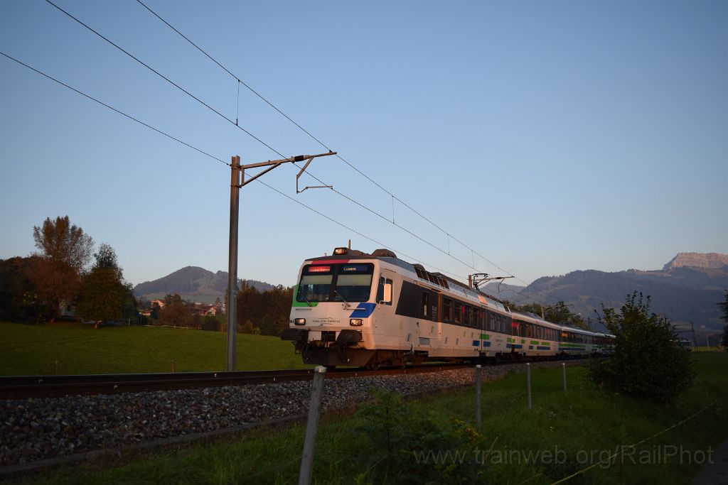 3689-0033-011015.jpg - SOB RBDe 561.084-5 / Kaltbrunn 1.10.2015
