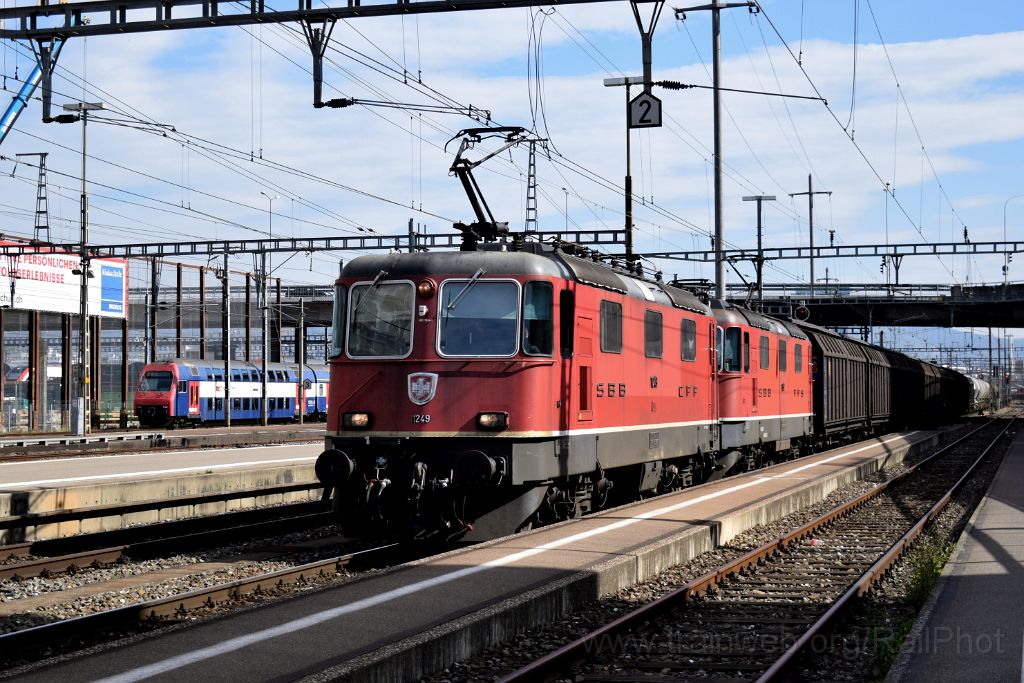 3691-0019-021015.jpg - SBB-CFF Re 4/4'' 11249 + Re 4/4''' 11352 / Zürich-Altstetten 2.10.2015