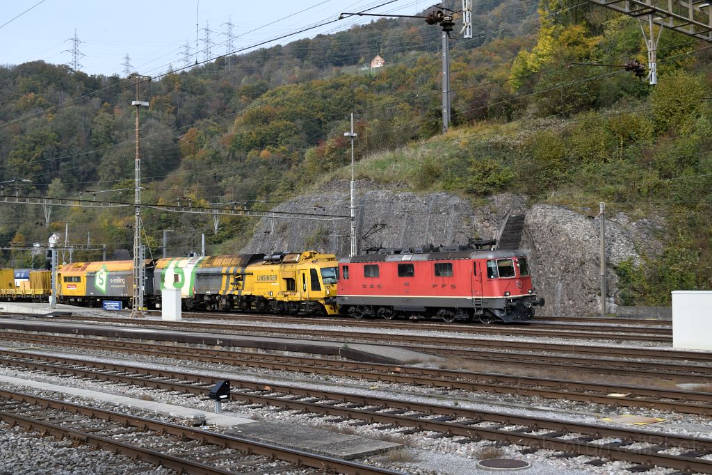 3705-0035-221015.jpg - SBB-CFF Re 4/4'' 11180 + Linsinger OLV-001 / Ziegelbrücke 22.10.2015