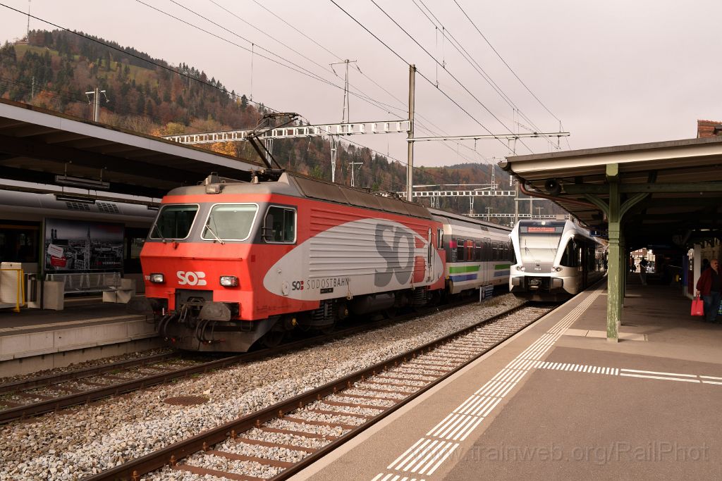 3724-0012-301015.jpg - SOB Re 446.016-8 + Thurbo RABe 526.798-4 / Wattwil 30.10.2015