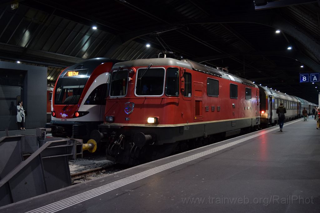 3735-0022-041115.jpg - SBB-CFF Re 4/4'' 11194 + RABe 511.036 / Zürich HB 4.11.2015