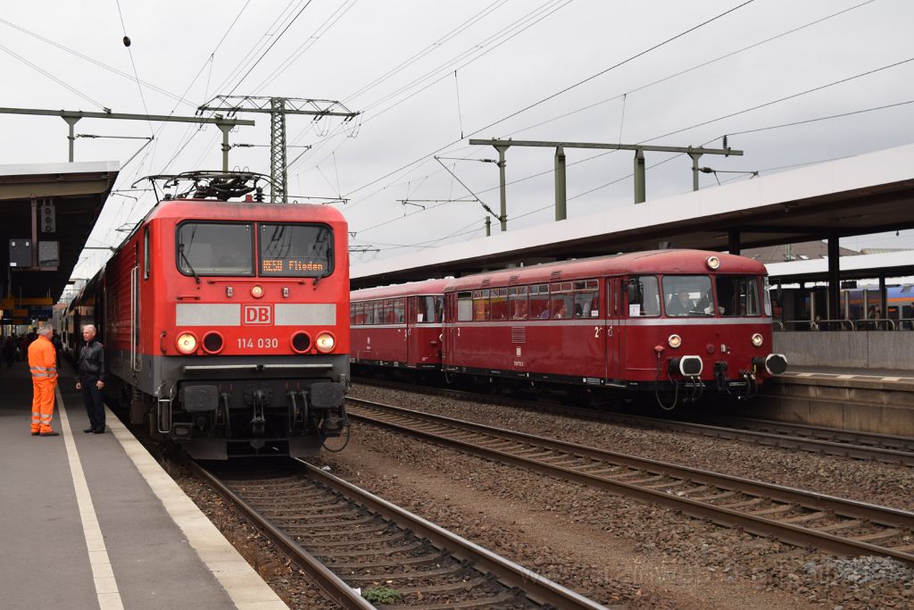 3744-0043-061115.jpg - DBAG 114.030 + DB 798.752-2 / Fulda Hbf 6.11.2015