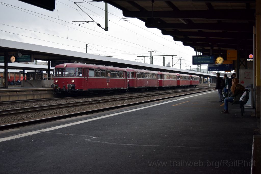 3746-0002-061115.jpg - DB 798.760-5 + 996.309-1 + 996.299-4 + 996.248-1 + 798.752-2 / Fulda Hbf 6.11.2015