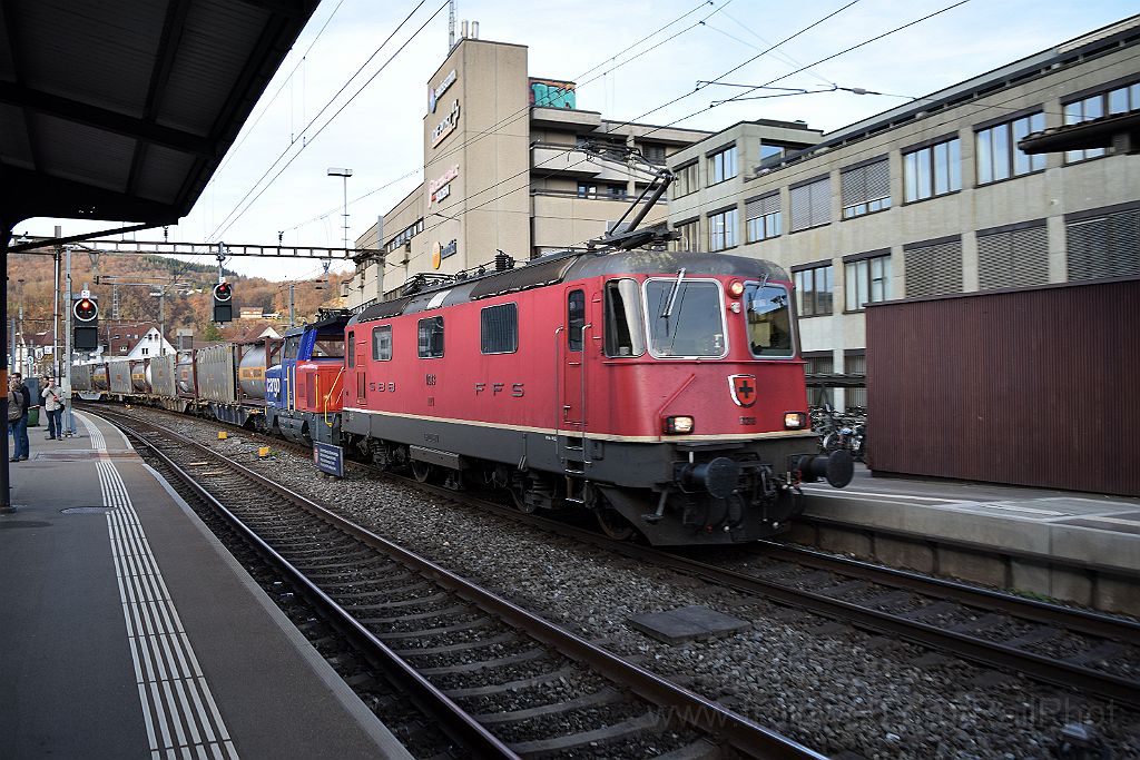 3761-0021-101115.jpg - SBB-CFF Re 4/4'' 11313 + Eem 923.019-4 "La Berra" / Baden 10.11.2015