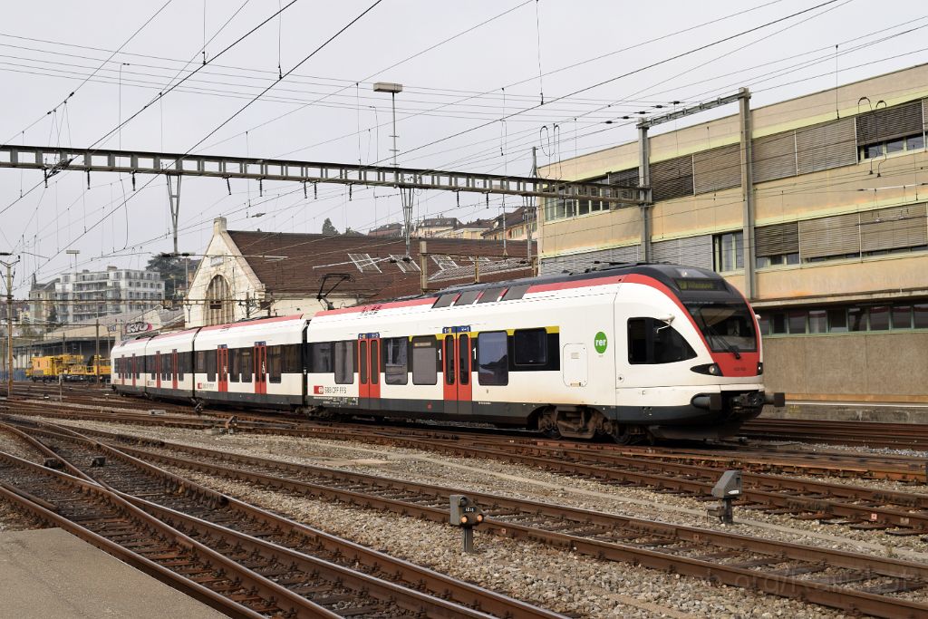 3776-0023-131115.jpg - SBB-CFF Re 4/4'' 11140 + RABe 523.025 / Lausanne 13.11.2015