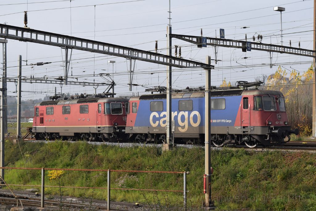 3781-0019-131115.jpg - SBB-CFF Re 421.374-0 + Re 4/4'' 11306 / Lausanne-Triage 13.11.2015