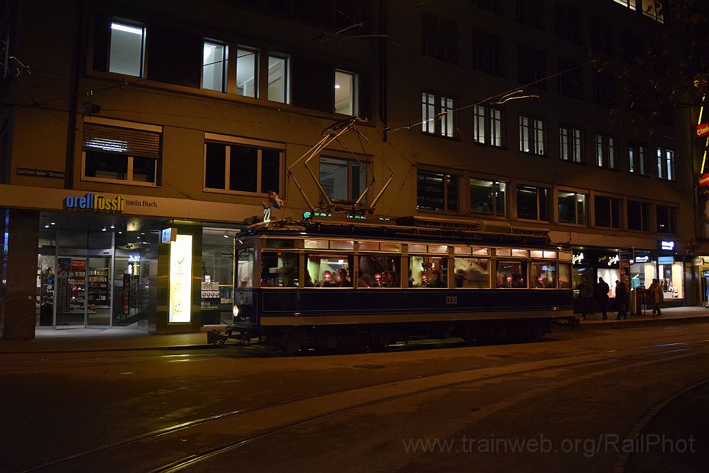 3790-0003-091215.jpg - StStZ Ce 4/4 1330 "Partytram" / Bahnhof Stadelhofen 9.12.2015