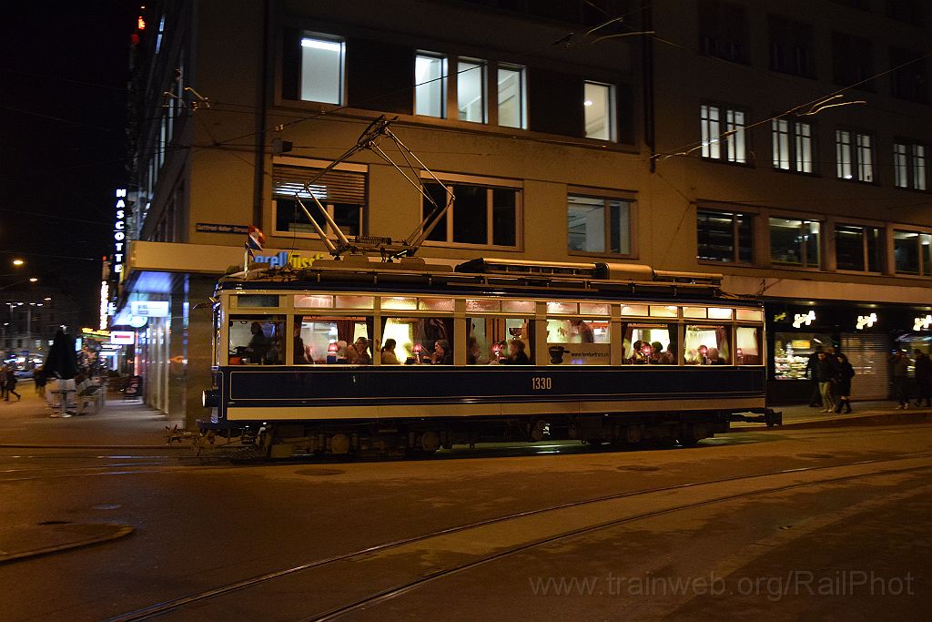 3790-0005-091215.jpg - StStZ Ce 4/4 1330 "Partytram" / Bahnhof Stadelhofen 9.12.2015