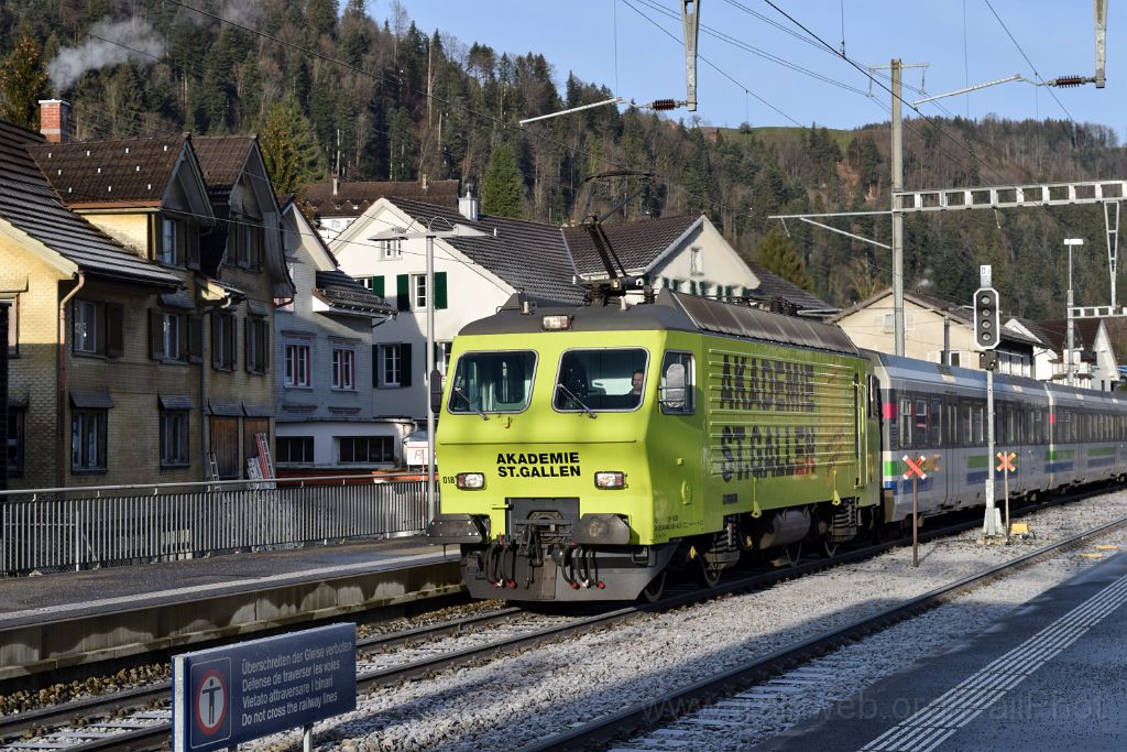 3793-0040-111215.jpg - SOB Re 446.018-4 "Akademie St.Gallen" / Wattwil 11.12.2015