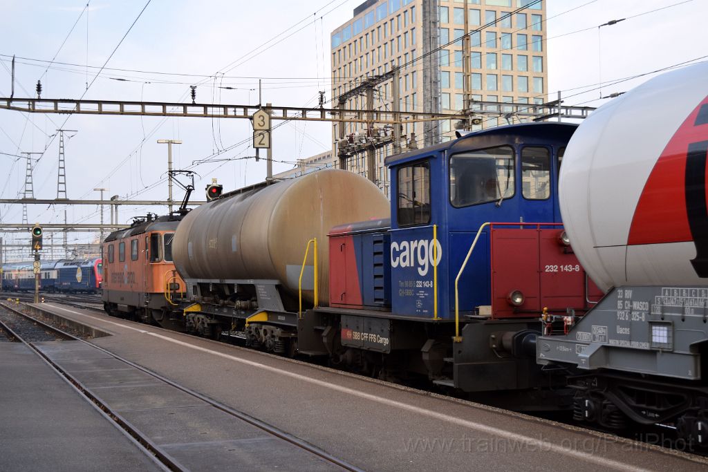 3794-0046-151215.jpg - SBB-CFF Re 4/4'' 11320 "InterRegio Cargo" + Tm 232.143-8 / Zürich-Altstetten 15.12.2015