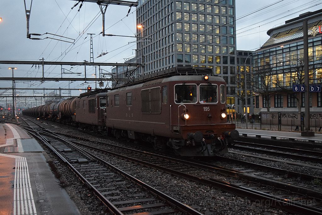 3795-0034-161215.jpg - BLS Re 4/4 195 "Unterseen" + Re 4/4 174 "Frutigen" / Zürich-Altstetten 16.12.2015