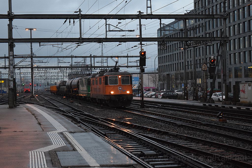 3795-0046-161215.jpg - SBB-CFF Re 4/4'' 11320 "InterRegio Cargo" + MBC Re 420.506-8 / Zürich-Altstetten 16.12.2015