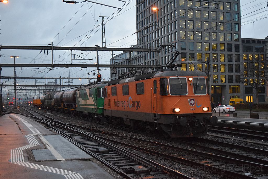 3796-0002-161215.jpg - SBB-CFF Re 4/4'' 11320 "InterRegio Cargo" + MBC Re 420.506-8 / Zürich-Altstetten 16.12.2015