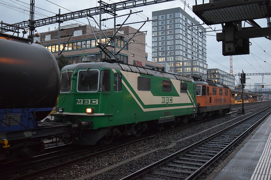 3796-0007-161215.jpg - SBB-CFF Re 4/4'' 11320 "InterRegio Cargo" + MBC Re 420.506-8 / Zürich-Altstetten 16.12.2015