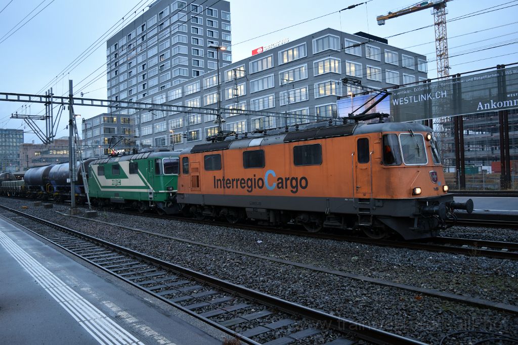 3796-0048-161215.jpg - SBB-CFF Re 4/4'' 11320 "InterRegio Cargo" + MBC Re 420.506-8 / Zürich-Altstetten 16.12.2015