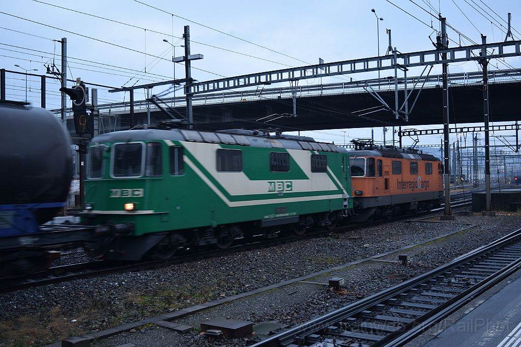 3797-0036-161215.jpg - SBB-CFF Re 4/4'' 11320 "InterRegio Cargo" + MBC Re 420.506-8 / Zürich-Altstetten 16.12.2015