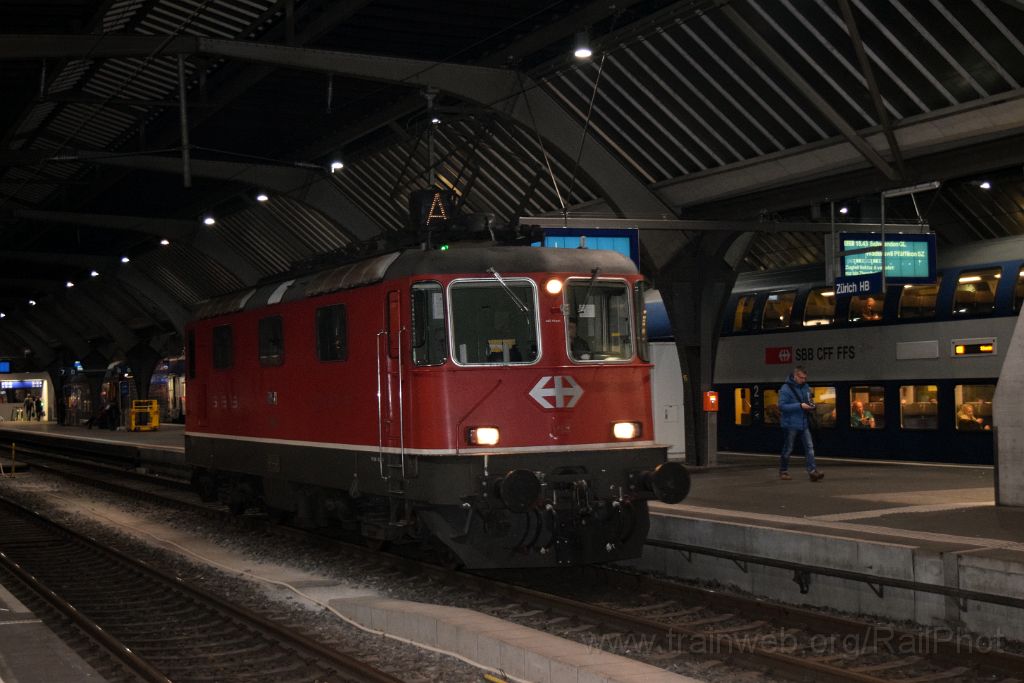 3800-0028-171215.jpg - SBB-CFF Re 4/4'' 11141 / Zürich HB 17.12.2015