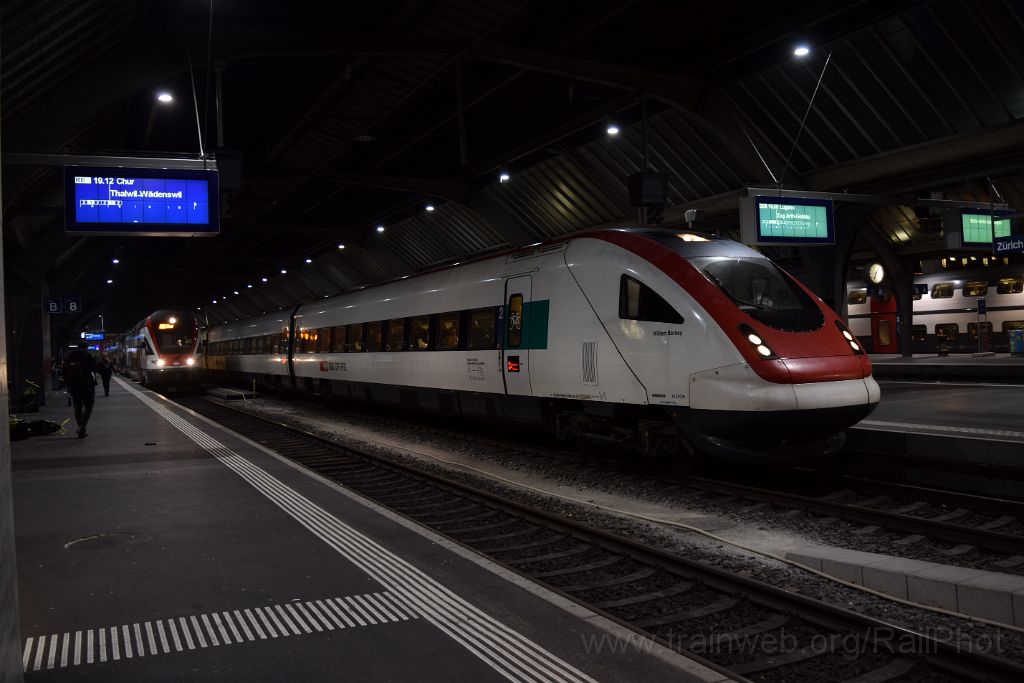 3800-0045-171215.jpg - SBB-CFF ICN RABDe 500.041 "William Barbey" + RABe 511.029 / Zürich HB 17.12.2015
