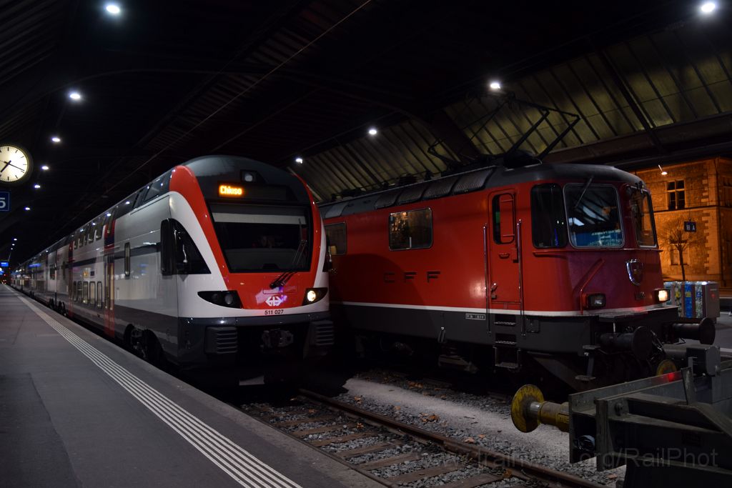 3801-0042-171215.jpg - SBB-CFF RABe 511.027 + Re 4/4'' 11136 / Zürich HB 17.12.2015