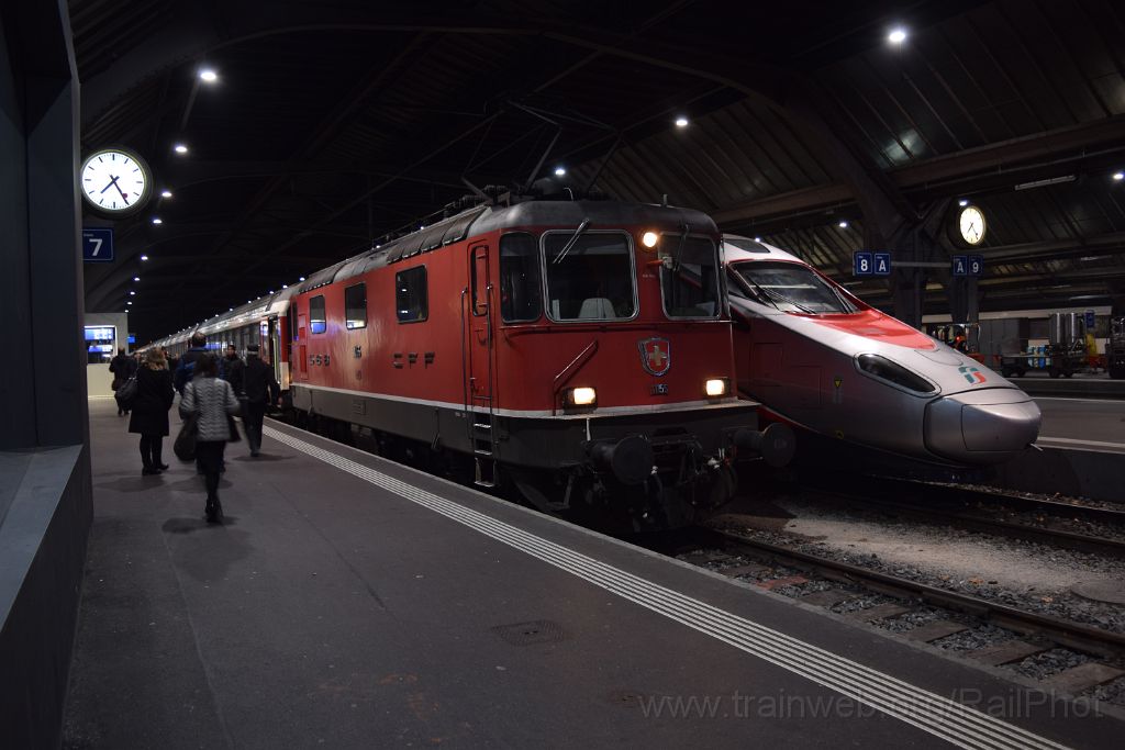 3802-0010-171215.jpg - SBB-CFF Re 4/4'' 11155 + FS ETR 93 85 5 610.111-2 / Zürich HB 17.12.2015
