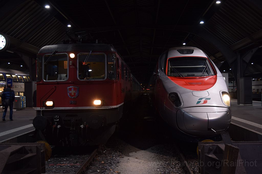 3802-0017-171215.jpg - SBB-CFF Re 4/4'' 11155 + FS ETR 93 85 5 610.111-2 / Zürich HB 17.12.2015