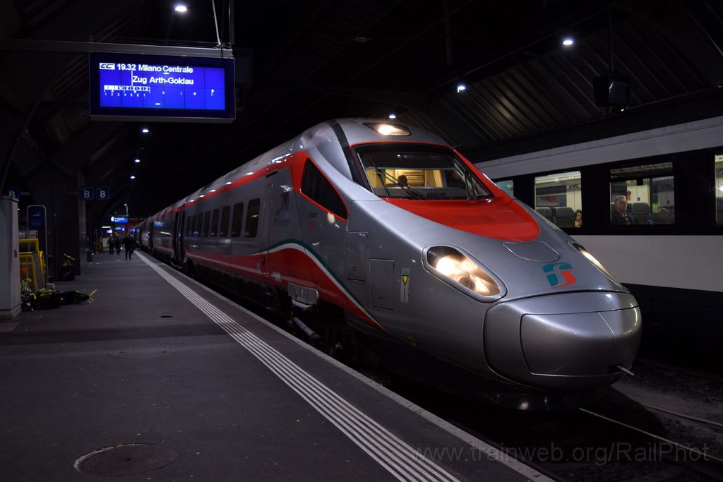 3802-0044-171215.jpg - FS ETR 93 85 5 610.711-9 / Zürich HB 17.12.2015