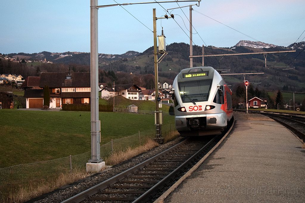 3807-0018-221215.jpg - SOB RABe 526.042-7 "Chrüzberg" / Kaltbrunn 22.12.2015