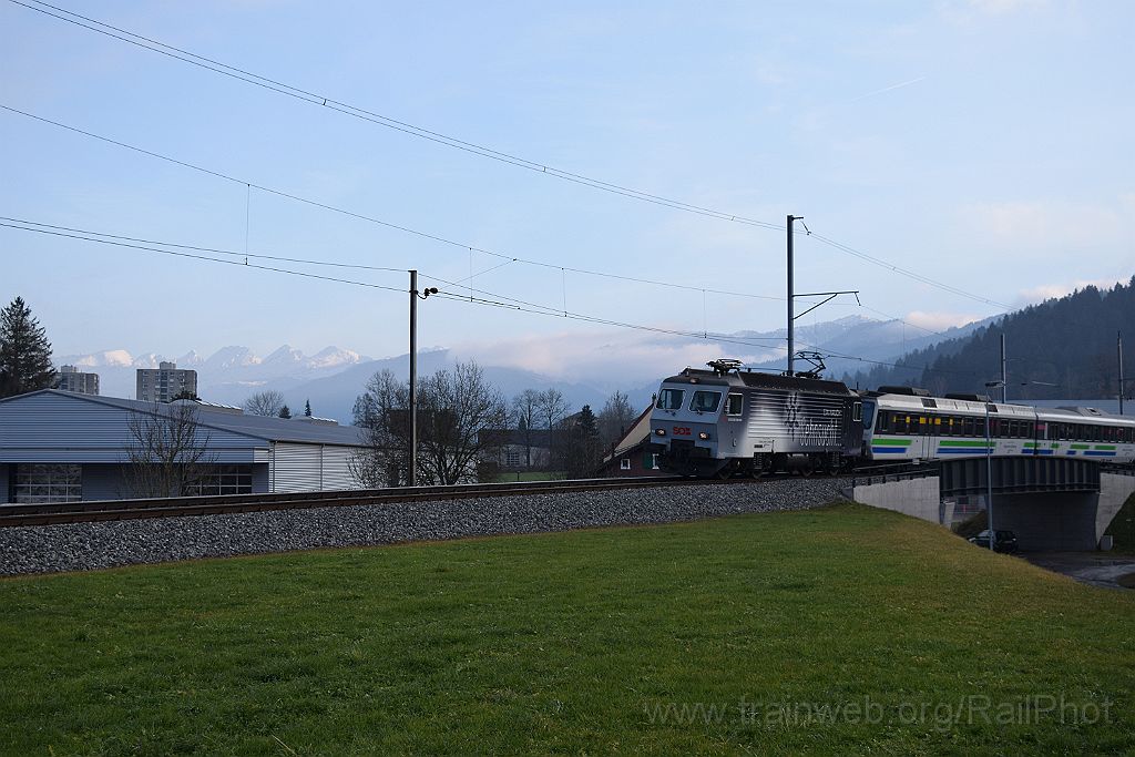 3813-0010-010116.jpg - SOB Re 446.017-6 "Ein Hauch Sehnsucht" / Wattwil 1.1.2016
