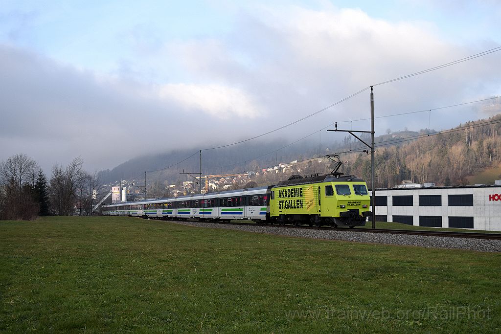 3813-0031-010116.jpg - SOB Re 446.018-4 "Akademie St.Gallen" / Wattwil 1.1.2016