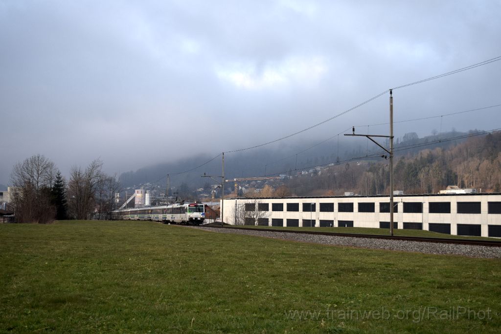 3813-0035-010116.jpg - SOB RBDe 561.083-7 "Richterswil-Samstagern" / Wattwil 1.1.2016