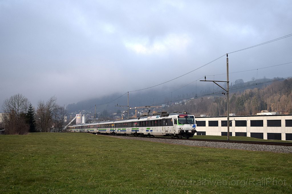 3813-0038-010116.jpg - SOB RBDe 561.083-7 "Richterswil-Samstagern" / Wattwil 1.1.2016