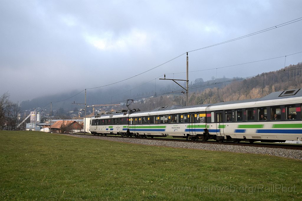 3813-0044-010116.jpg - SOB RBDe 561.174-4 / Wattwil 1.1.2016
