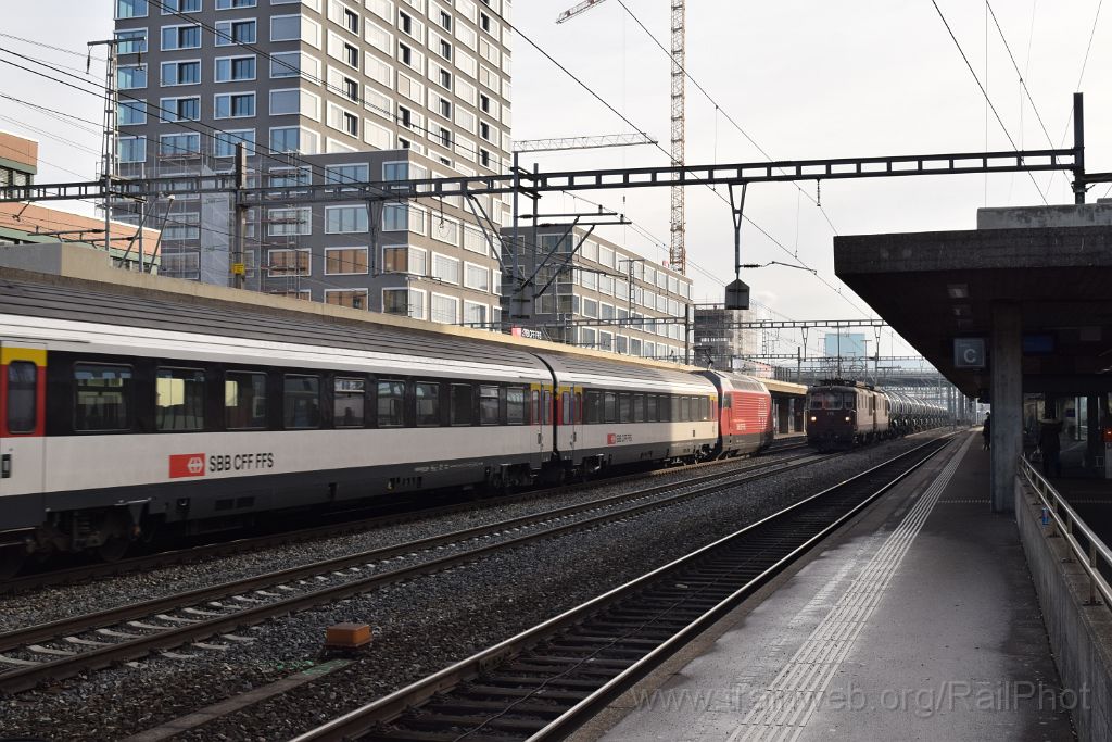 3816-0039-260116.jpg - SBB-CFF Re 460.100-1 "Tösstal" + BLS Re 4/4 175 "Gampel" + Re 4/4 171 "Därligen" / Zürich-Altstetten 26.1.2016