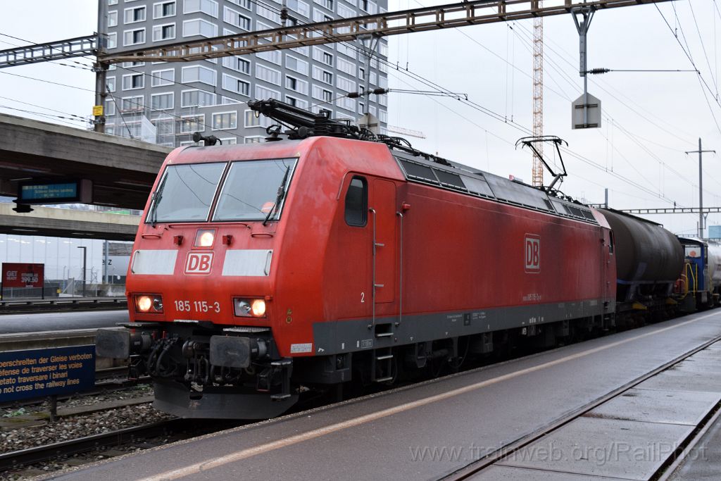 3817-0039-290116.jpg - DBAG 185.115-3 + SBB-CFF Tm 232.143-8 / Zürich-Altstetten 29.1.2016