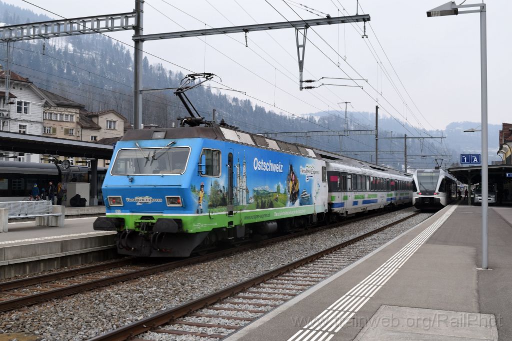 3825-0014-280216.jpg - SOB Re 456.096-7 "Wattwil" + Thurbo RABe 526.745-5 "Stein am Rhein" / Wattwil 28.2.2016