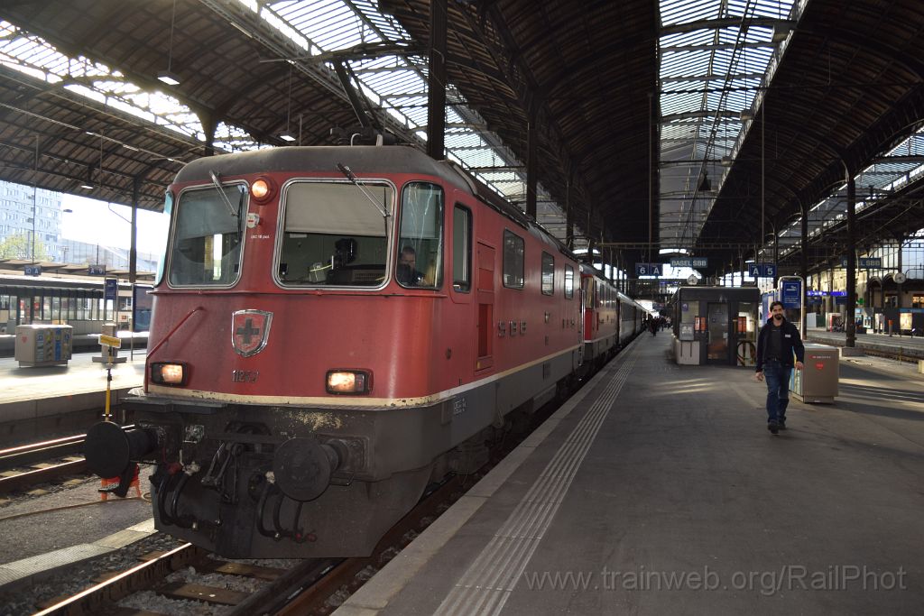 3861-0020-100416.jpg - SBB-CFF Re 4/4'' 11247 + Re 4/4'' 11128 / Basel SBB 10.4.2016