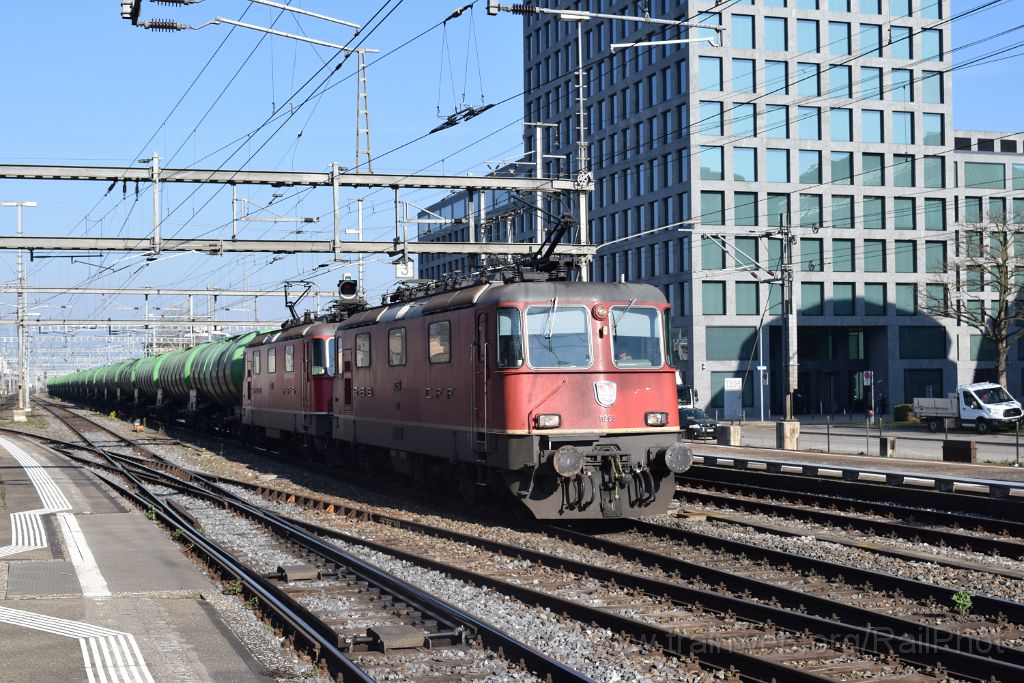 3863-0014-110416.jpg - SBB-CFF Re 4/4'' 11253 + Re 4/4''' 11361 / Zürich-Altstetten 11.4.2016