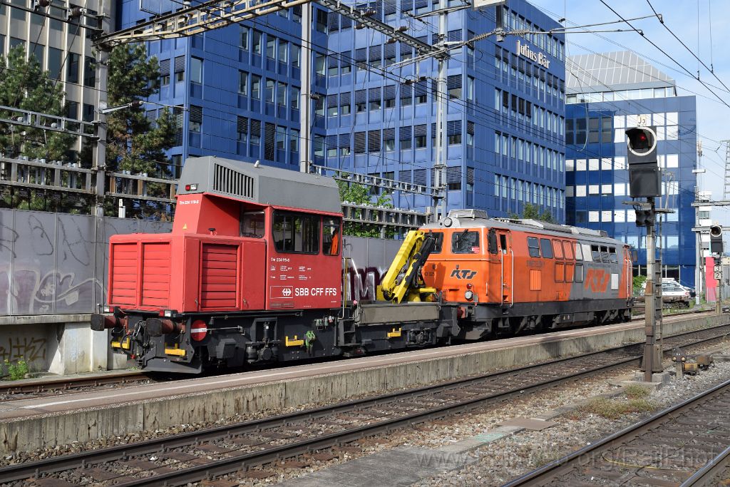 3885-0016-110516.jpg - SBB-CFF Tm 234.119-9 + RTS 2143.025 / Zürich-Altstetten 11.5.2016