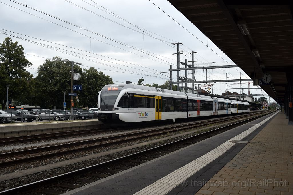 4066-0039-020816.jpg - Thurbo RABe 526.727-3 "Napoléon III" + RABe 526.791-9 "Spieleland-Express" / Weinfelden 2.8.2016