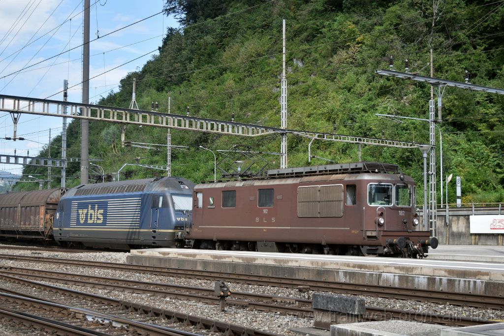 4071-0049-030816.jpg - BLS Re 4/4 182 "Kandergrund" + Re 465.012-3 "Euro Tunnel" / Olten 3.8.2016