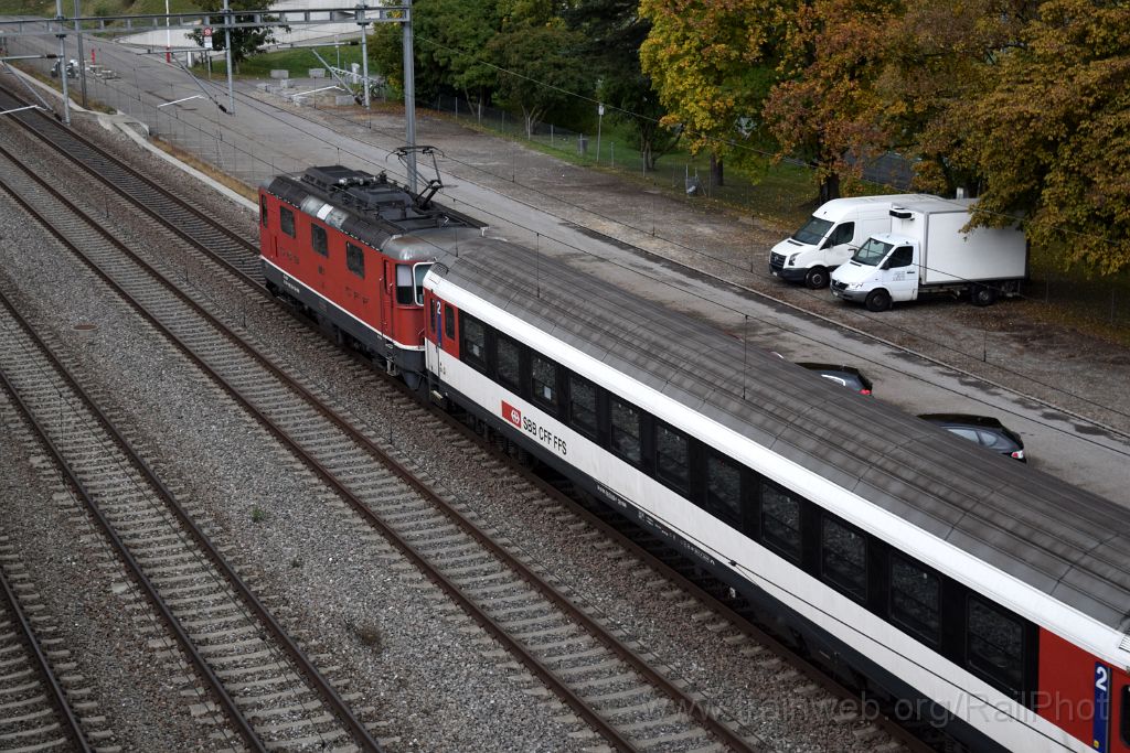 4230-0013-181016.jpg - SBB-CFF Re 4/4'' 11143 / Zürich-Mülligen (Hermetschloobrücke) 18.10.2016
