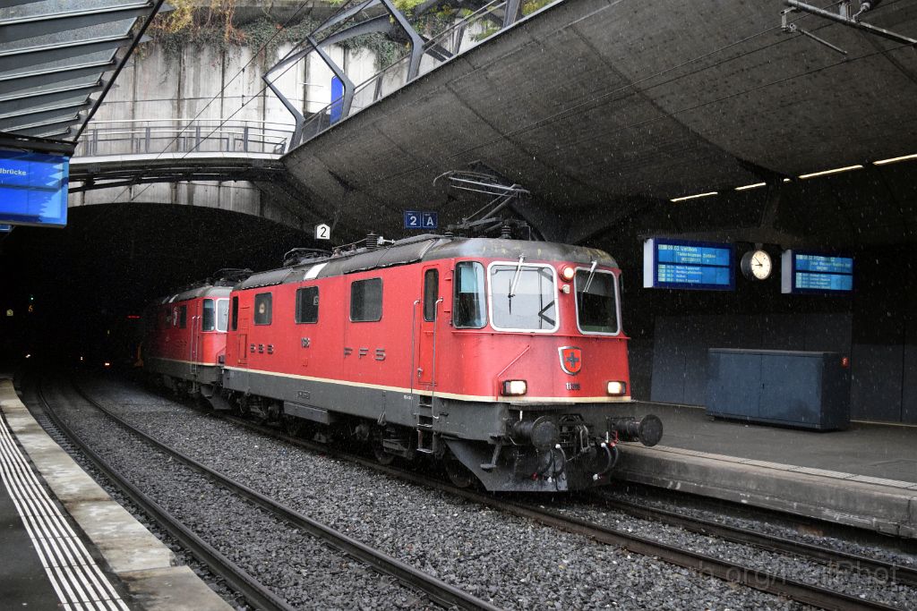 4235-0017-071116.jpg - SBB-CFF Re 4/4" 11318 + Re 4/4" 11239 "Porrentruy" / Zürich-Stadelhofen 7.11.2016