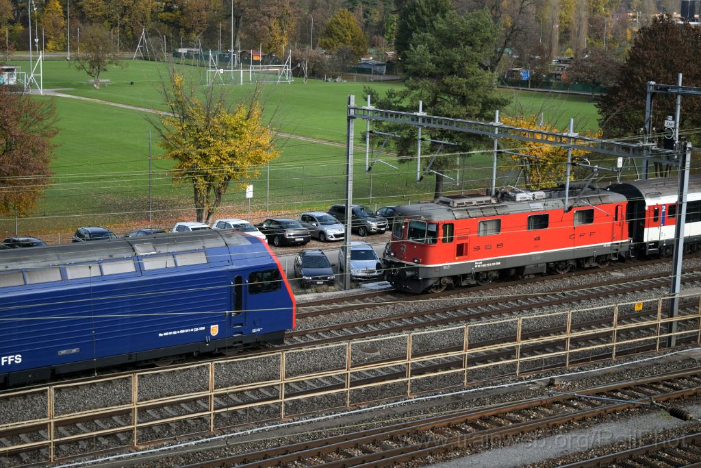 4267-0011-151116.jpg - SBB-CFF Re 4/4" 11115 + Re 450.051-8 "Kleinandelfingen" / Zürich-Mülligen (Hermetschloobrücke) 15.11.2016