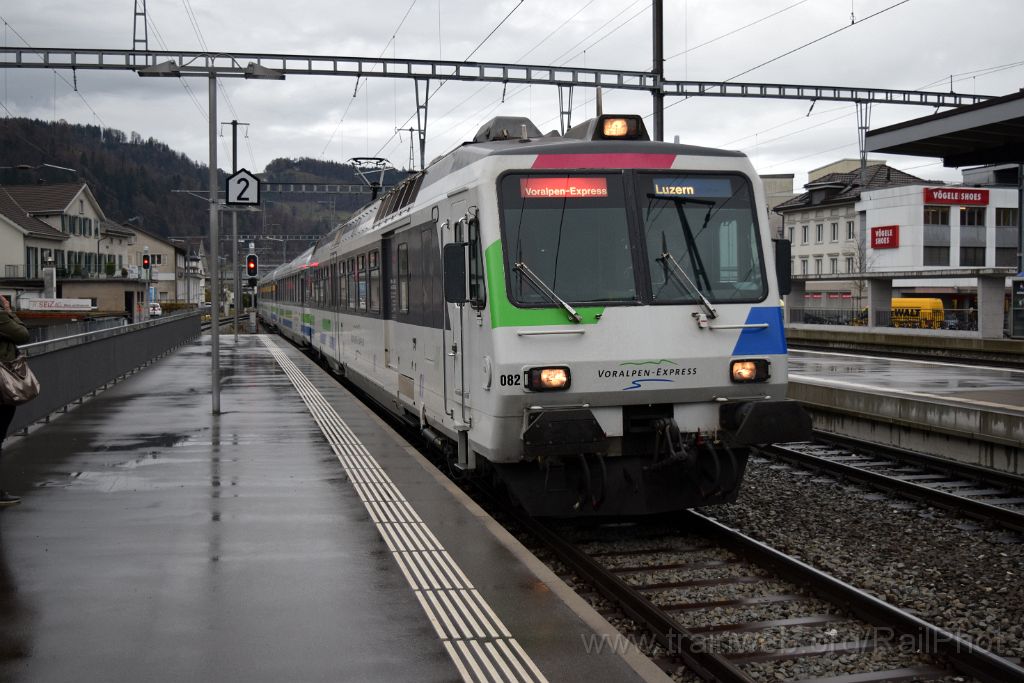 4272-0033-161116.jpg - SOB RBDe 561.082-9 / Wattwil 16.11.2016