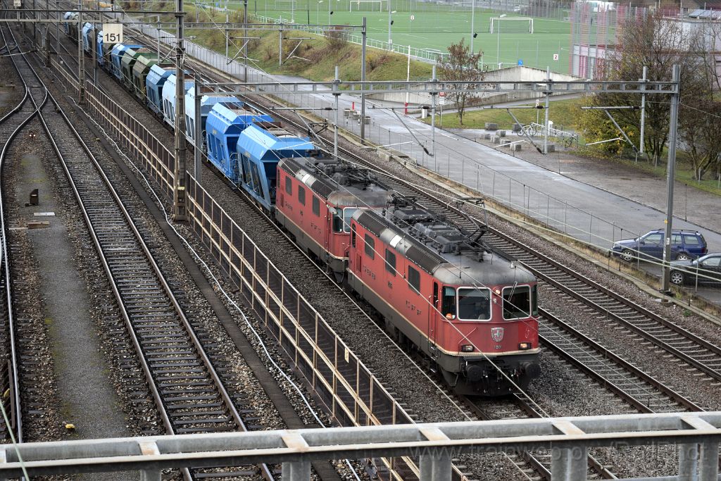 4277-0035-171116.jpg - SBB-CFF Re 4/4" 11306 + Re 4/4" 11246 / Zürich-Mülligen (Hermetschloobrücke) 17.11.2016