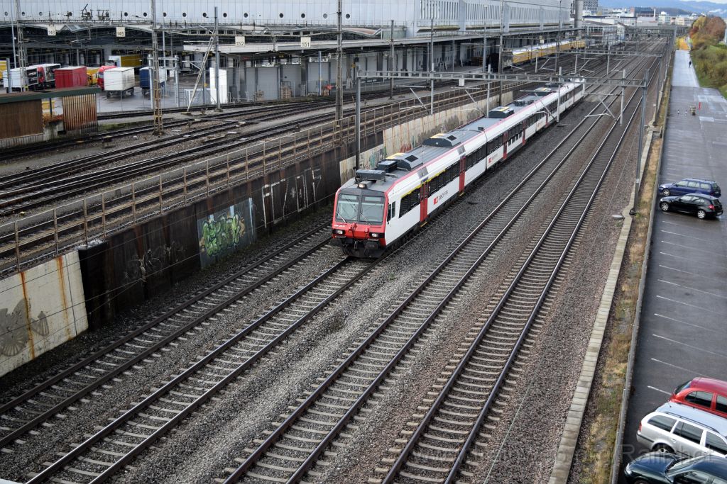 4279-0012-171116.jpg - SBB-CFF ABt 50 85 39-43 868-1 + RBDe 560.237-0 / Zürich-Mülligen (Hermetschloobrücke) 17.11.2016